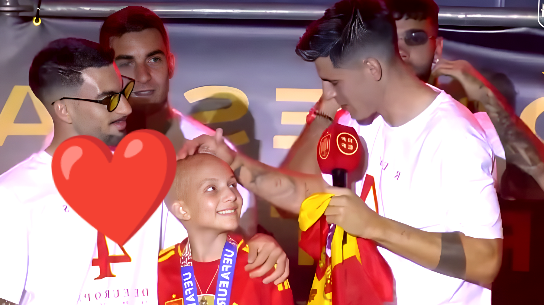 La pequeña María y su valiente lucha contra un raro cáncer: así celebró la Eurocopa junto a la Selección